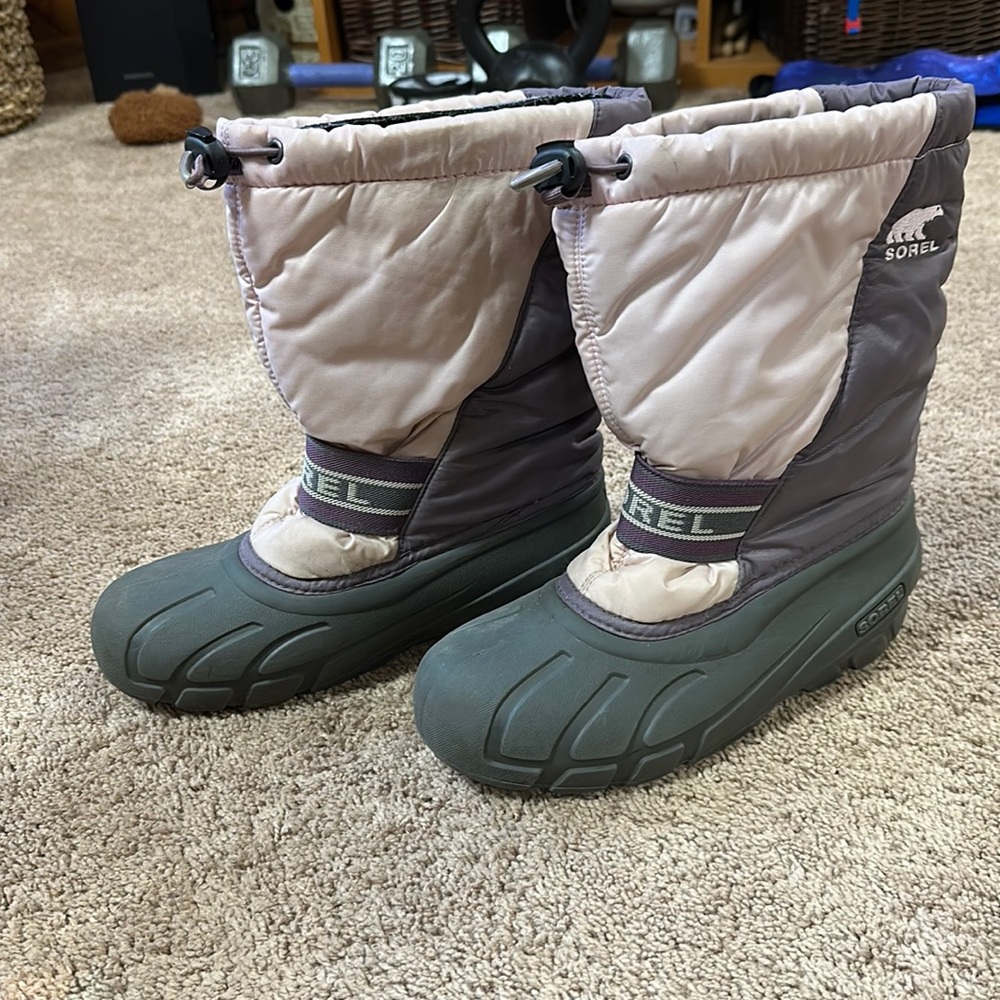 Sorel winter boots size 6, used but in great condition lots of life left, warm